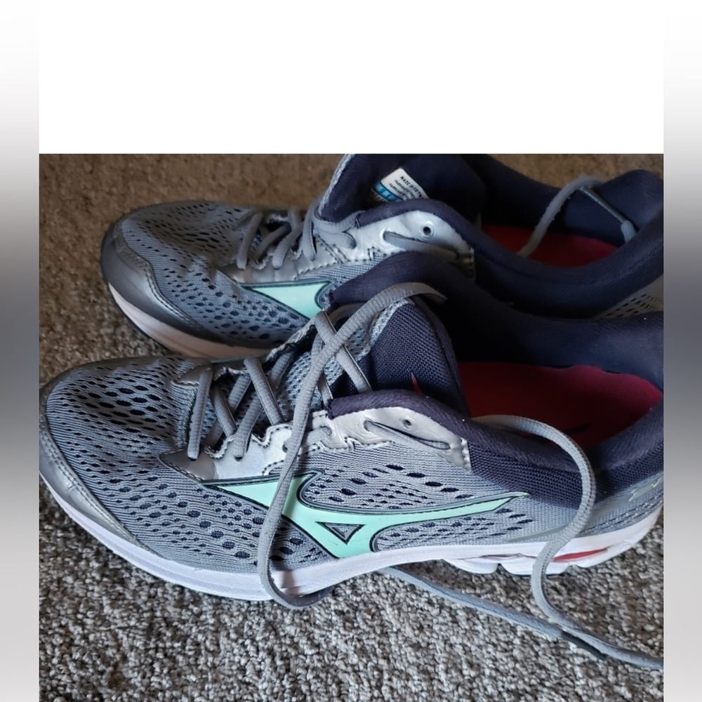 Mizuno Women's Gray and Teal Athletic Shoes size 8.5. Gently used.